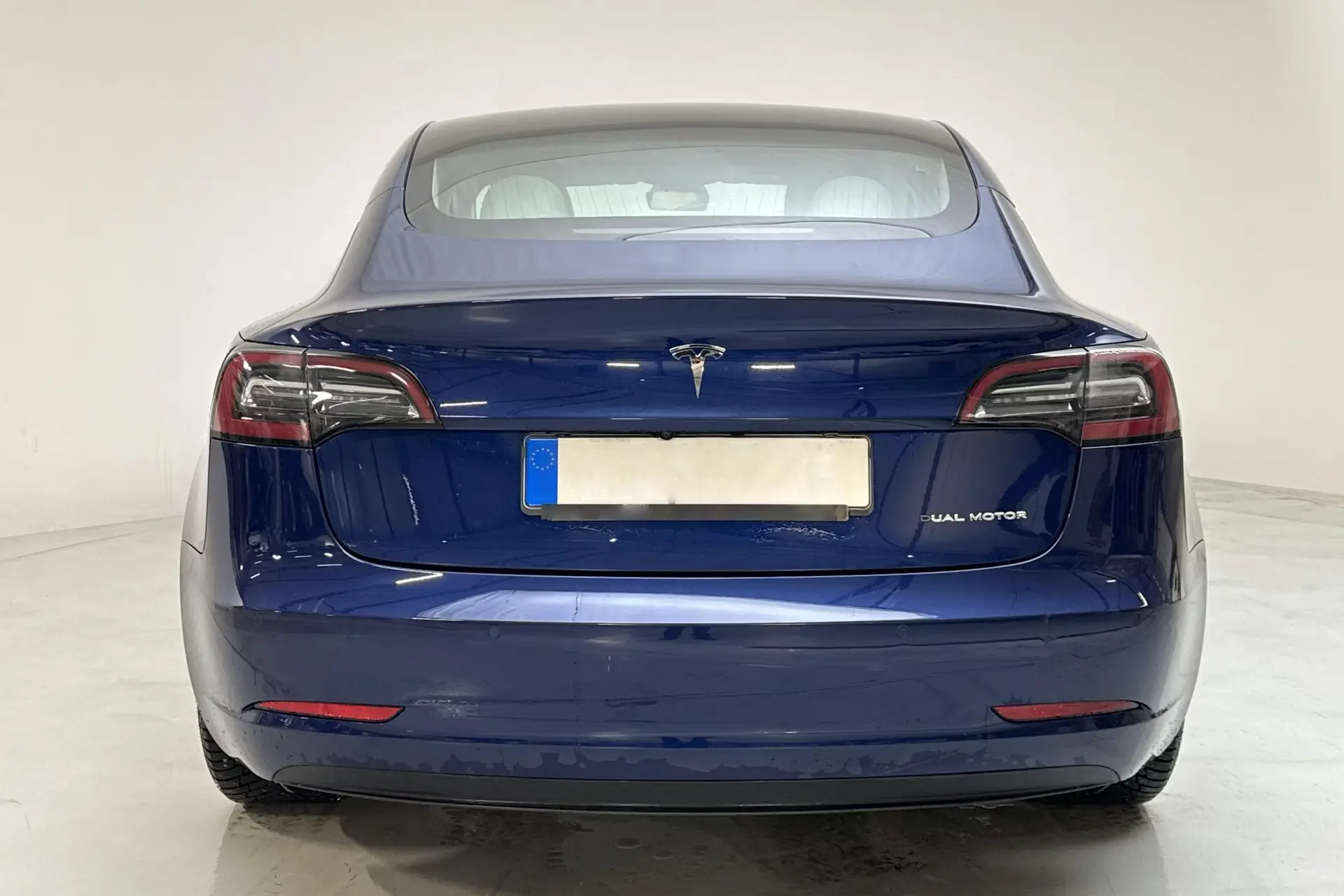 Tesla Model 3 Long Range AWD - widok 4