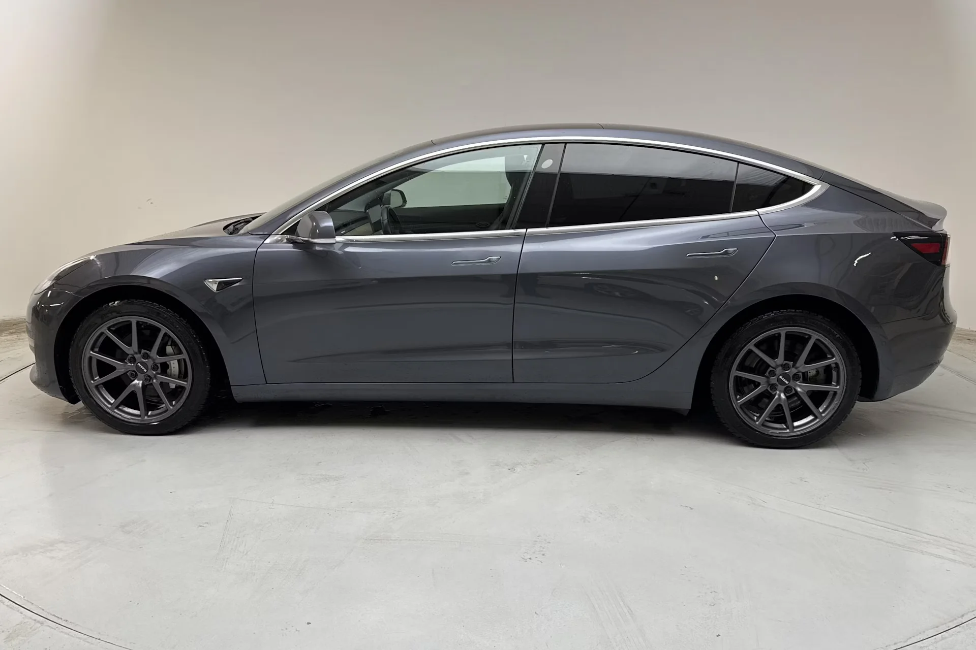 Tesla Model 3 Long Range - widok 3