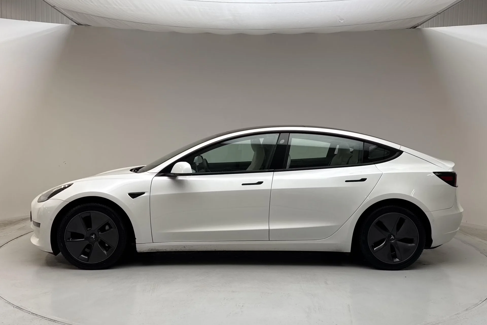Tesla Model 3 Long range - widok 3