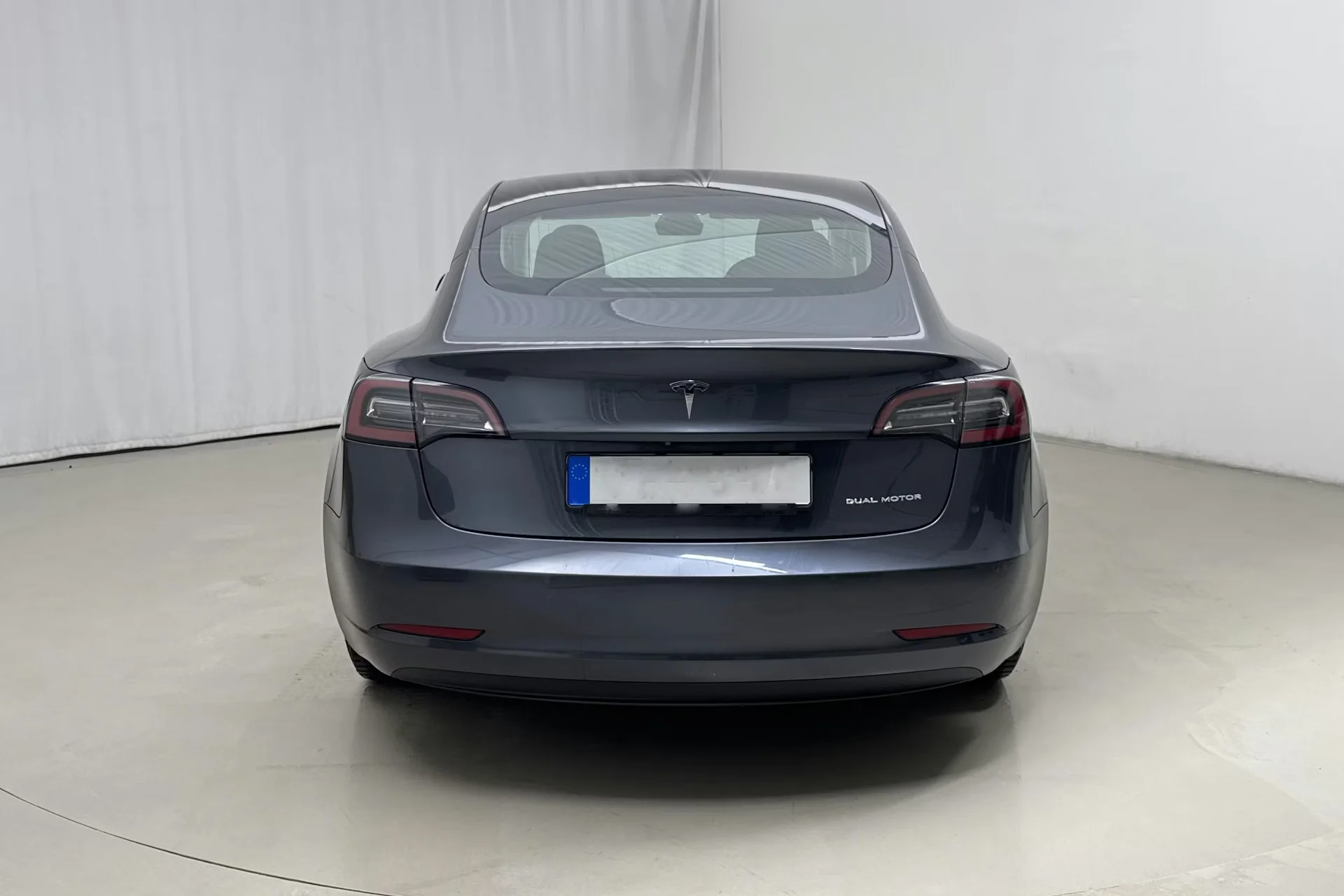 Tesla Model 3 Long Range AWD - widok 5