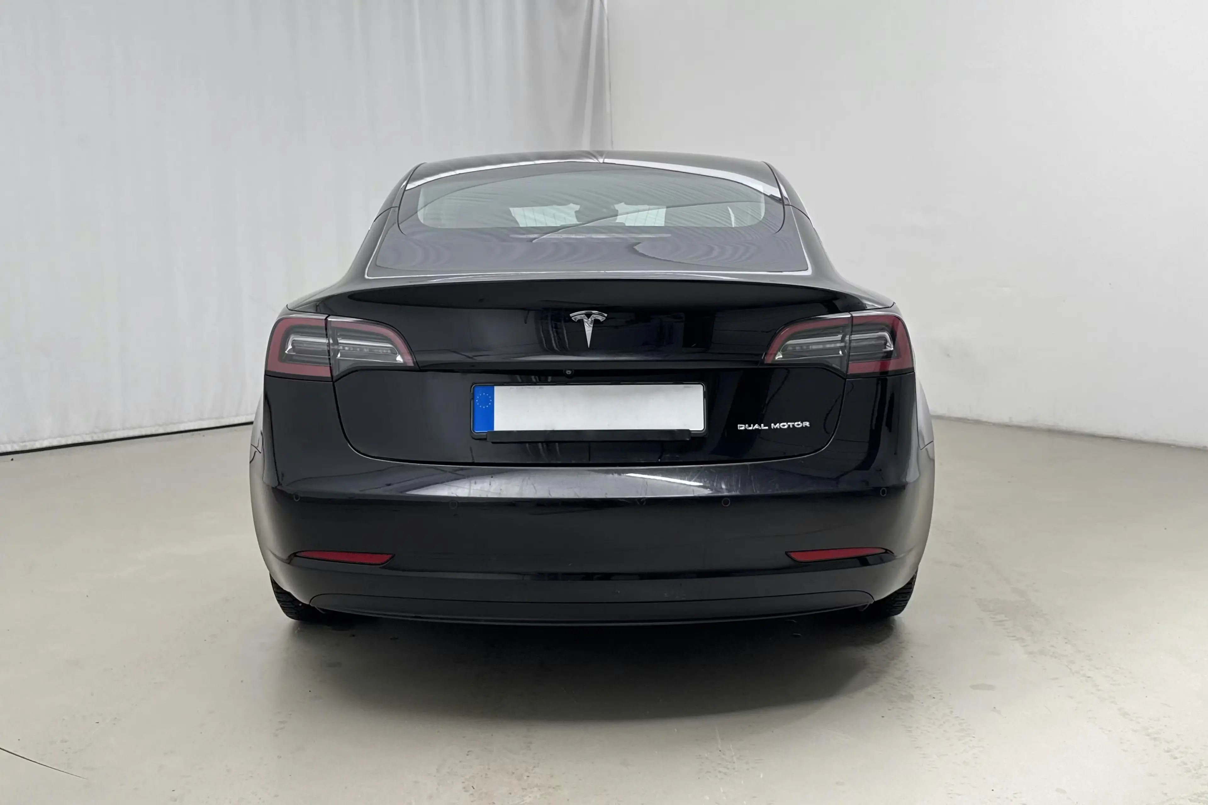 Tesla Model 3 Long Range AWD - widok 5