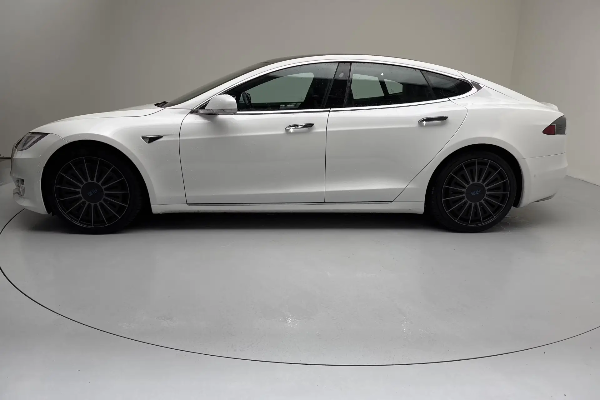 Tesla Model S Long Range Plus - widok 3
