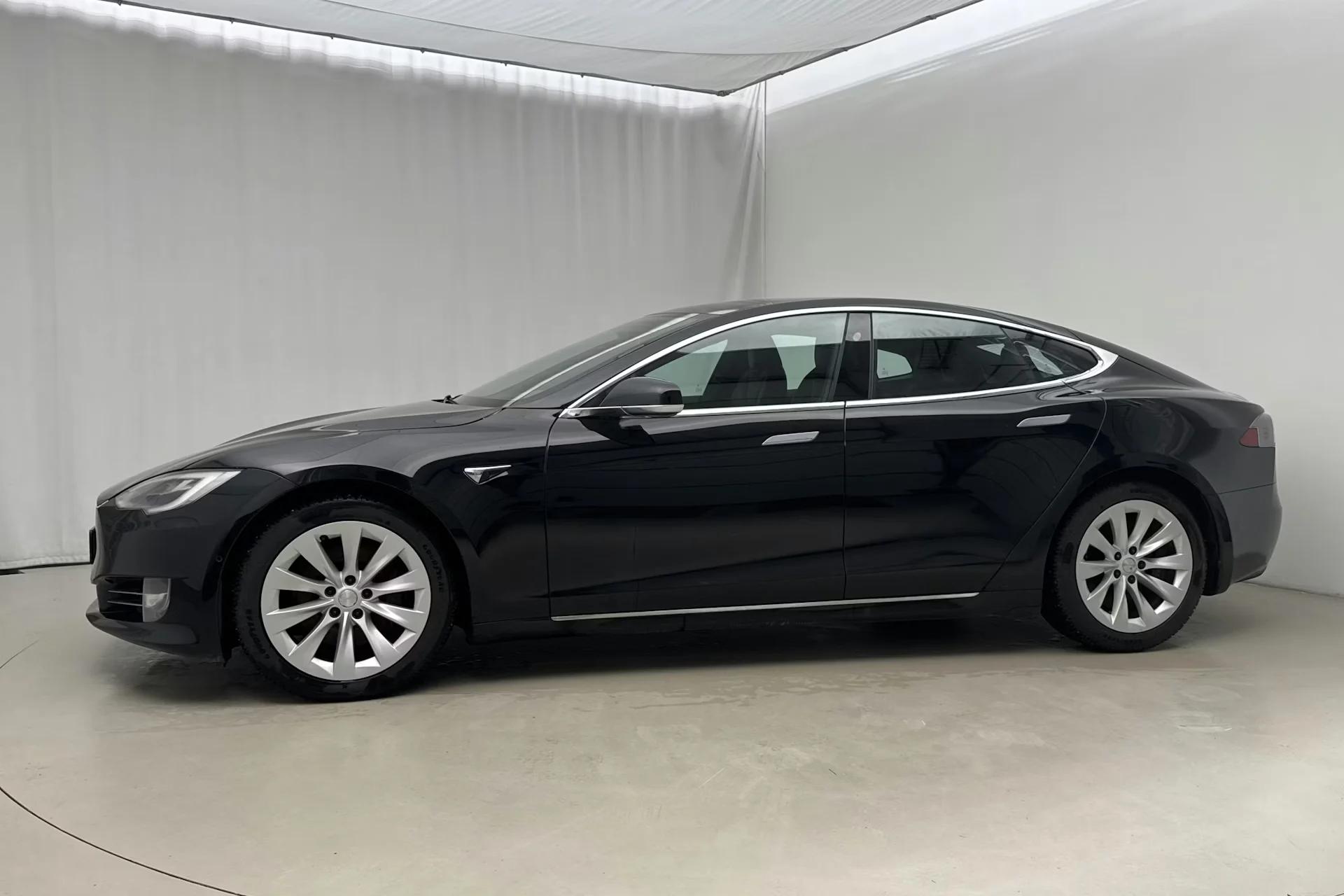 Tesla Model S Long Range - widok 3