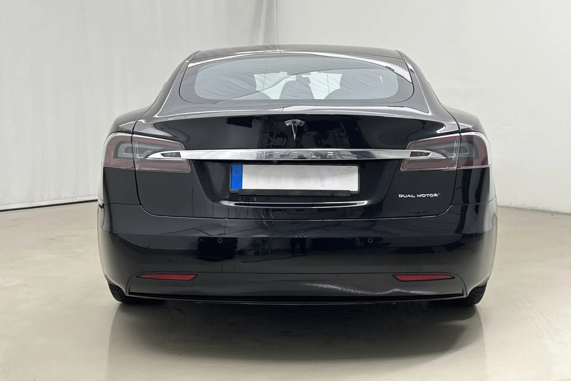 Tesla Model S Long Range - widok 4