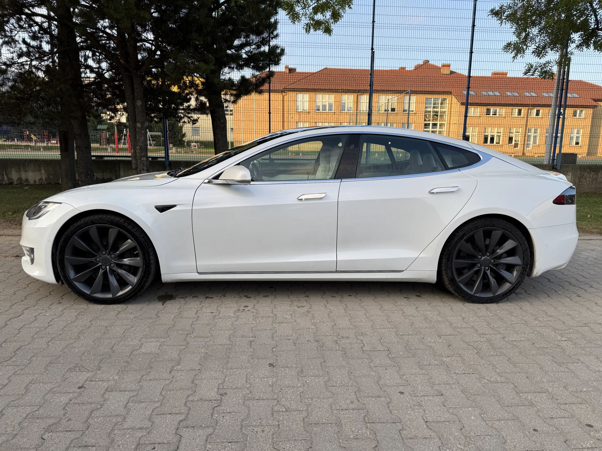 Tesla Model S Long range - widok 3