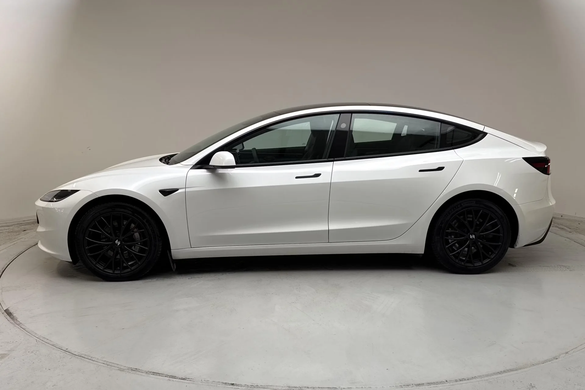 Tesla Model 3 Long range - widok 3