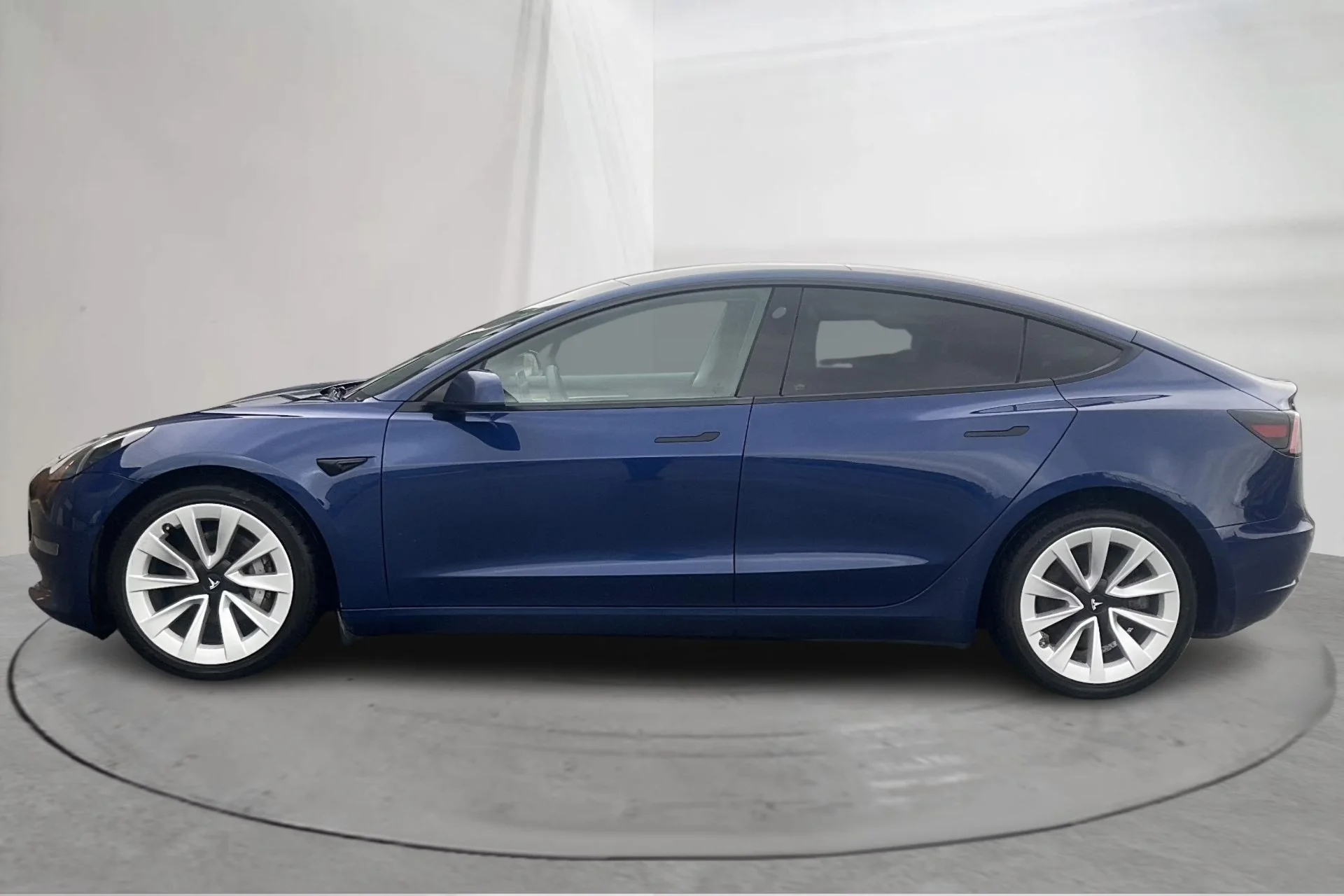 Tesla Model 3 Long Range - widok 3
