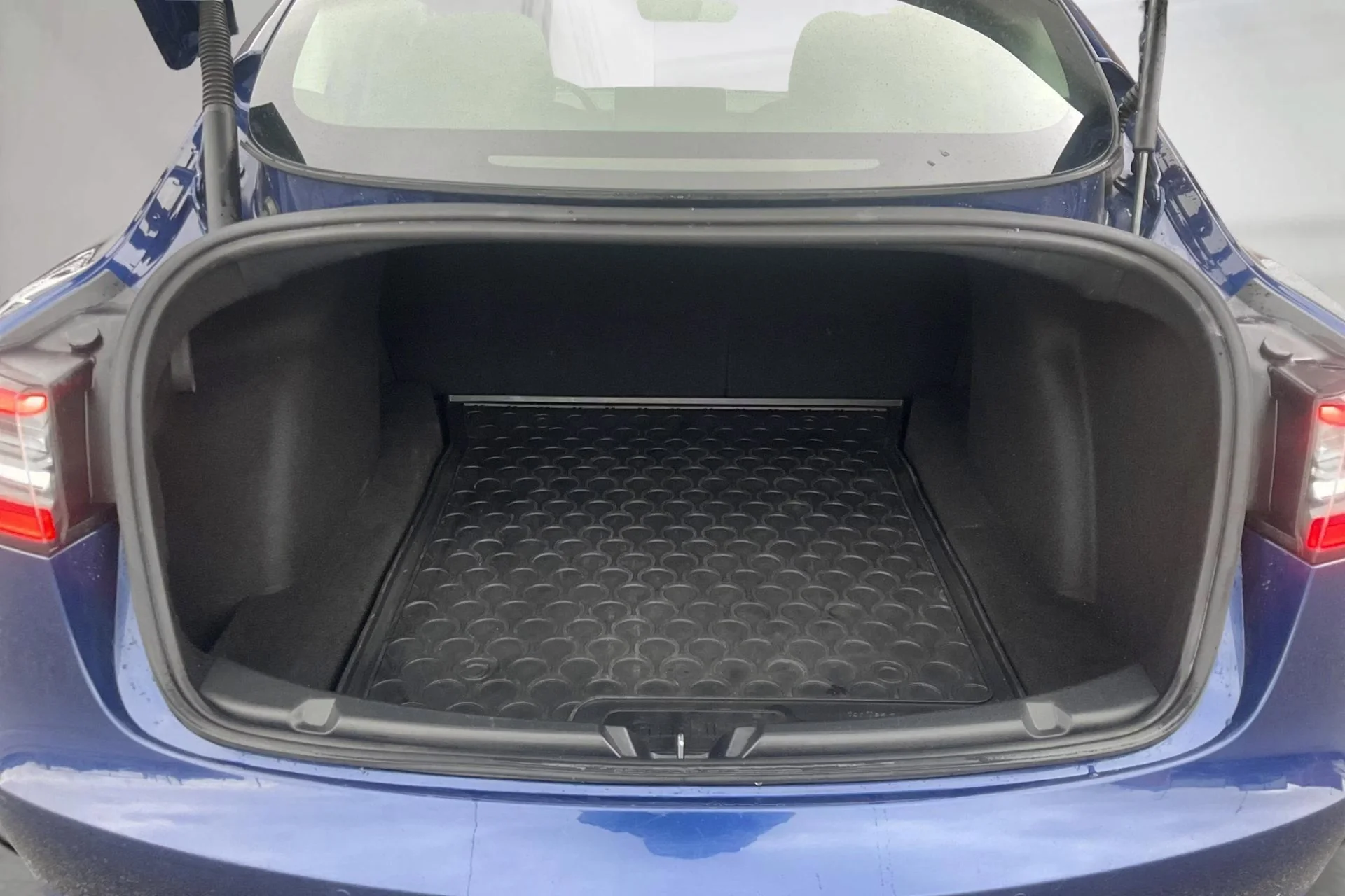 Tesla Model 3 Long Range - widok 9