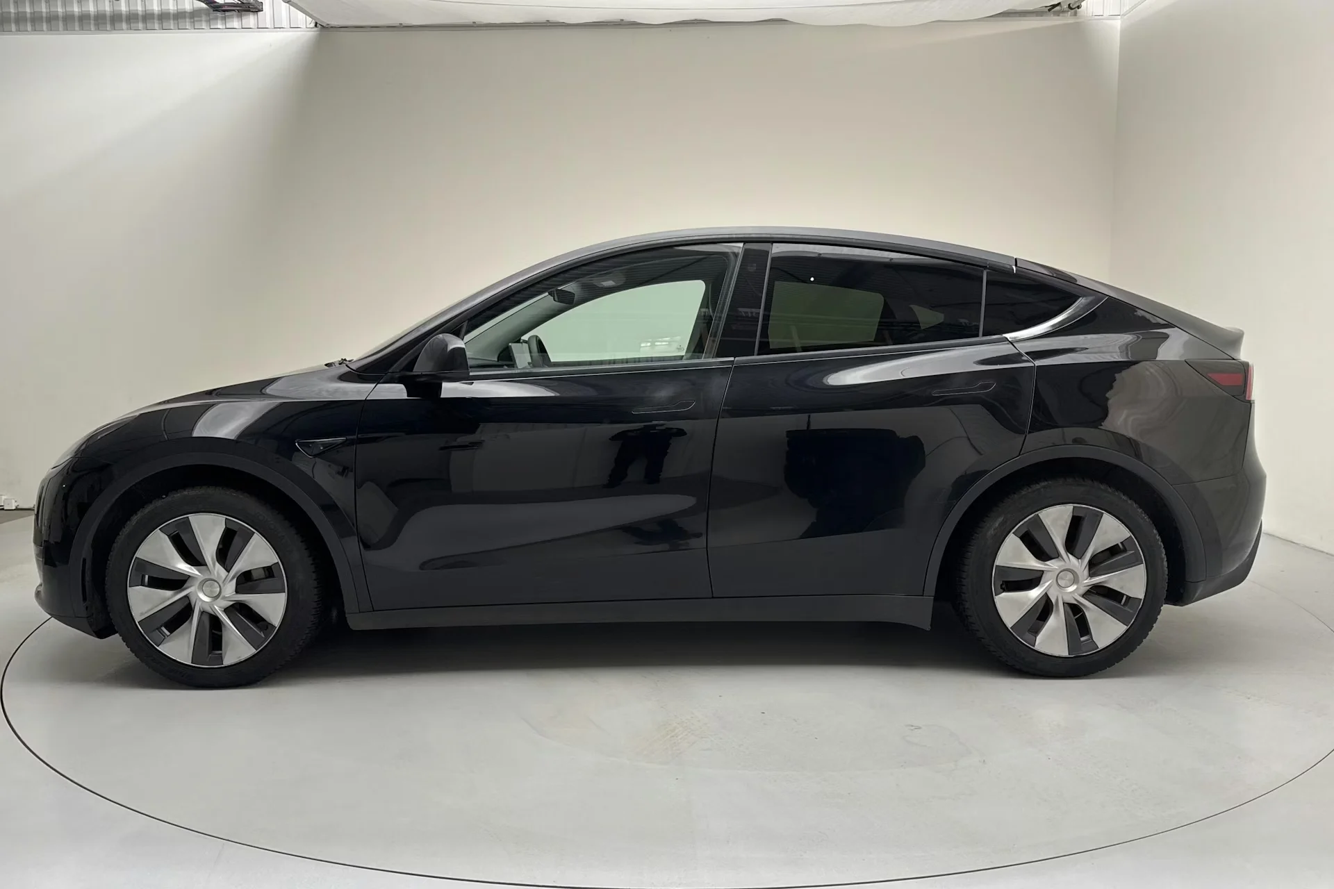 Tesla Model Y Long Range AWD - widok 4