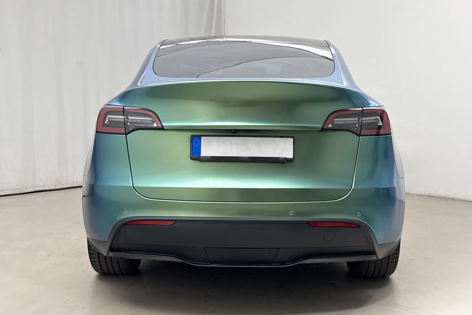 Tesla Model Y Long Range - widok 3