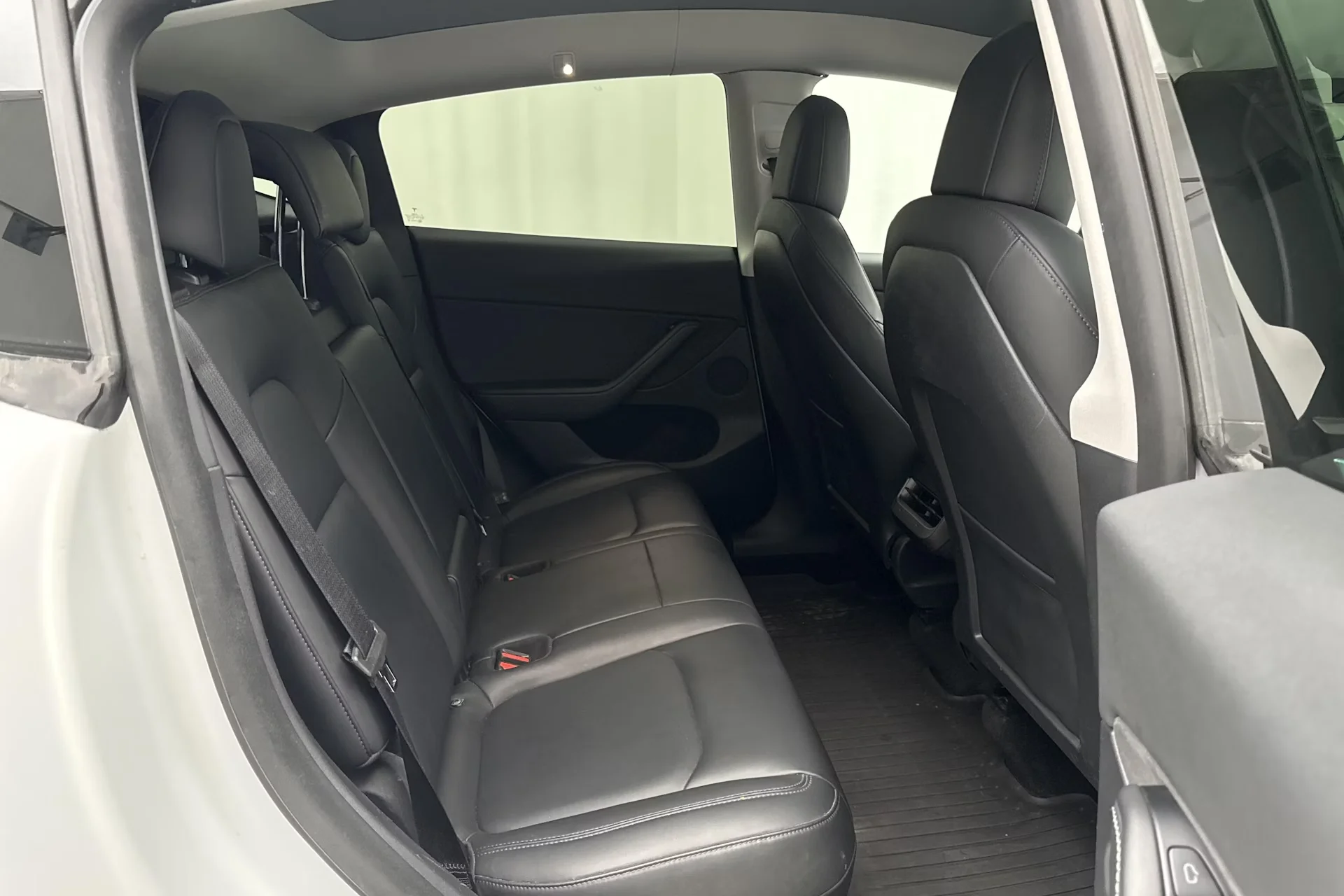 Tesla Model Y Long Range - widok 6