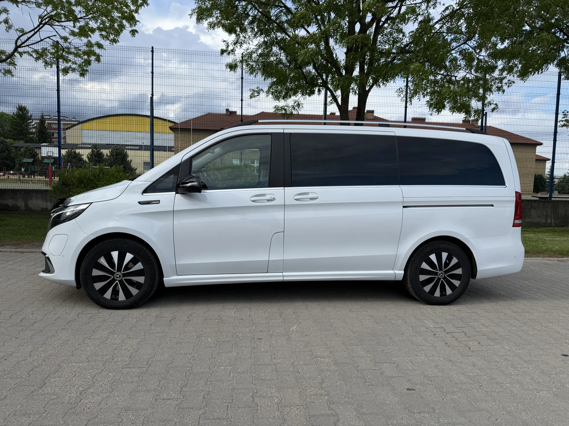 Mercedes EQV 300 Lang Avangarde line - widok 2