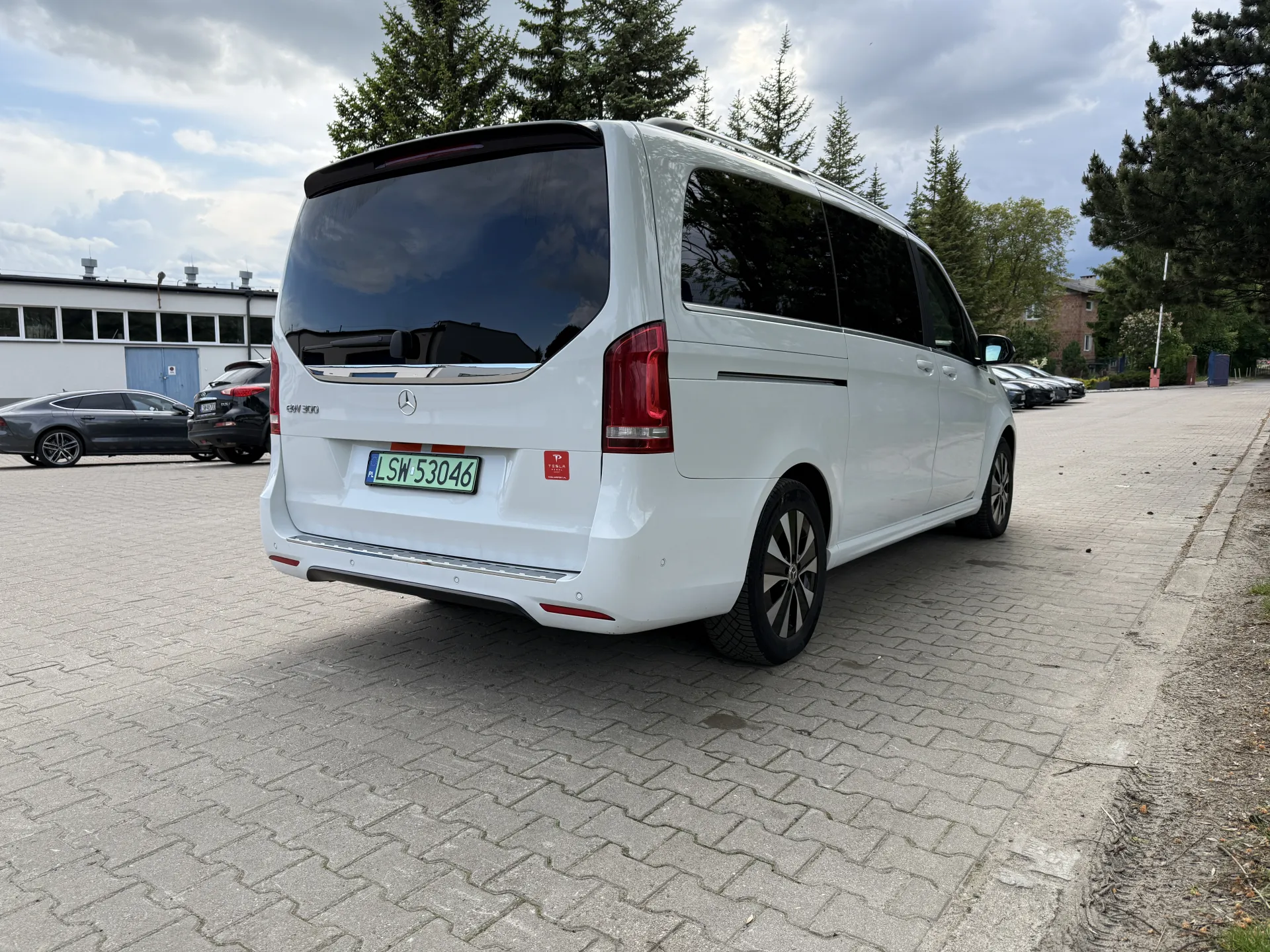 Mercedes EQV 300 Lang Avangarde line - widok 4