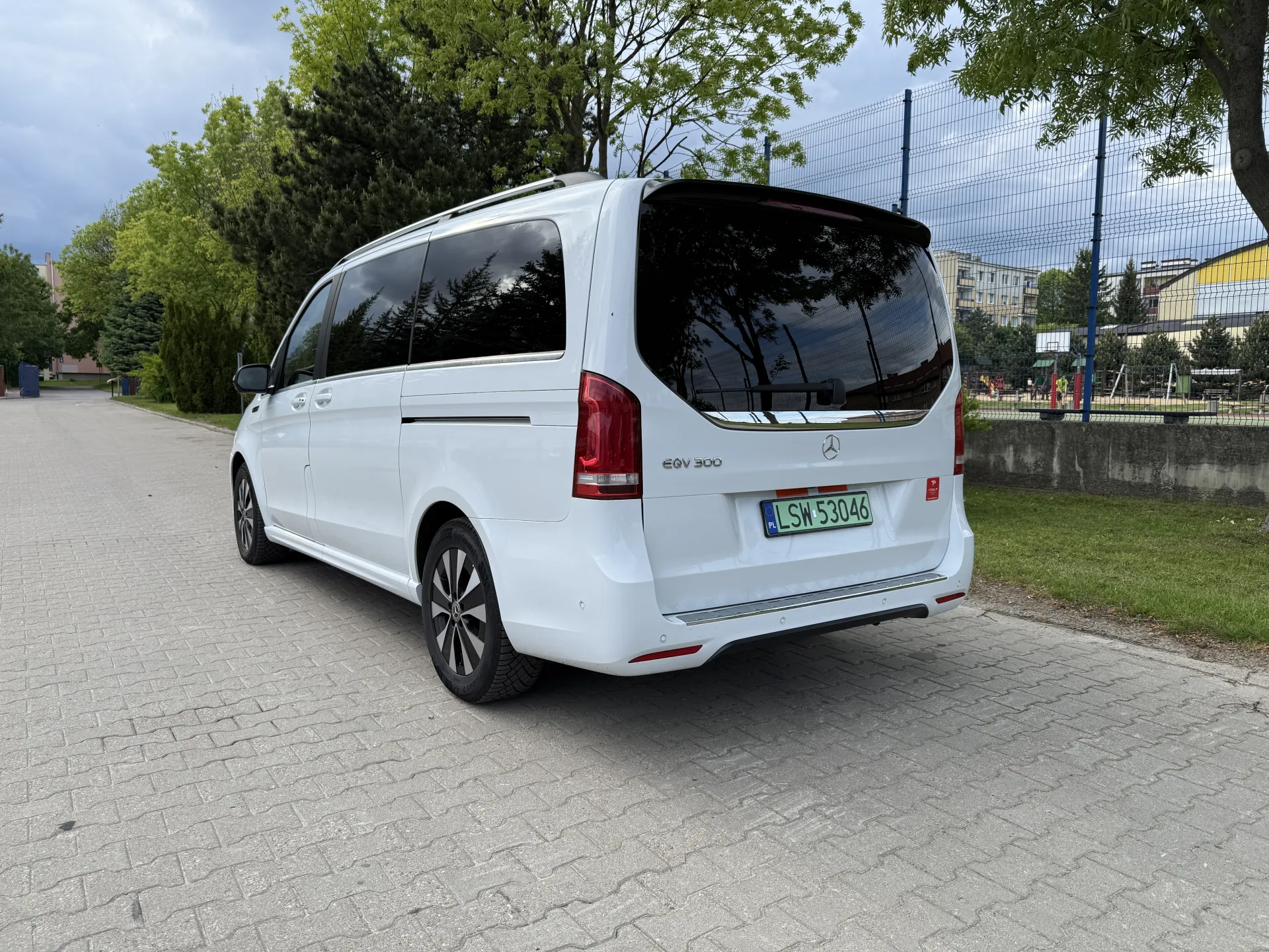 Mercedes EQV 300 Lang Avangarde line - widok 3
