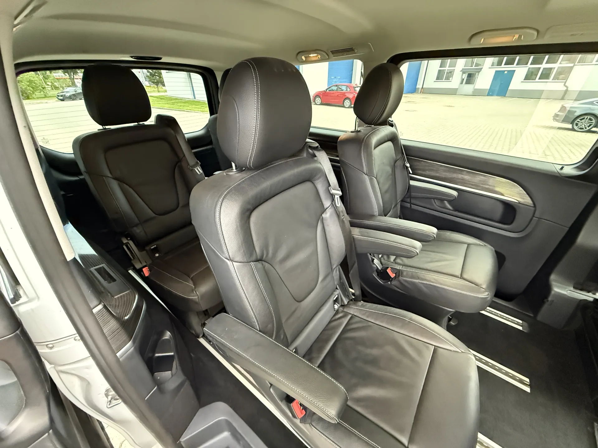 Mercedes EQV 300 Lang Avangarde line - widok 10