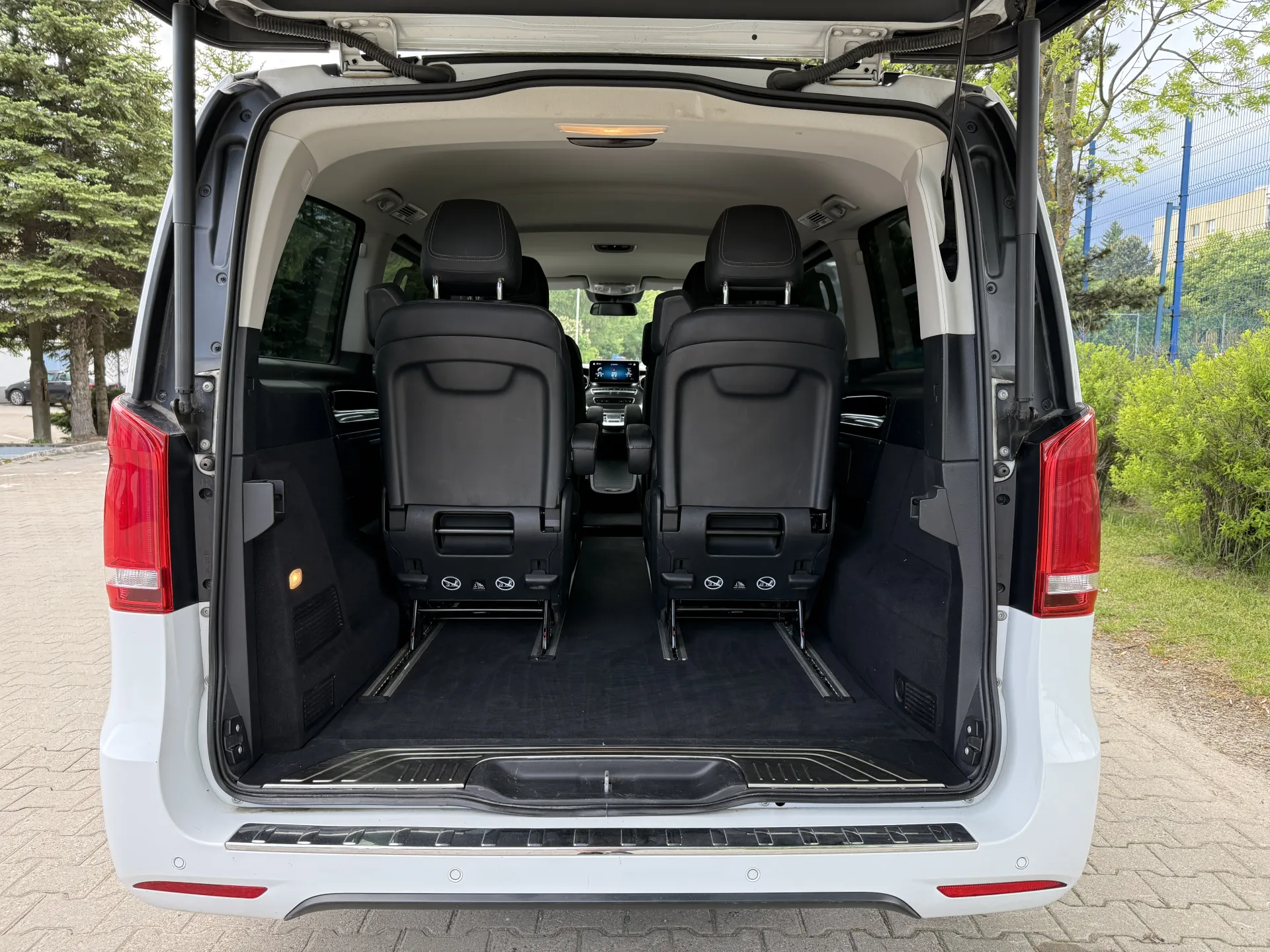 Mercedes EQV 300 Lang Avangarde line - widok 13