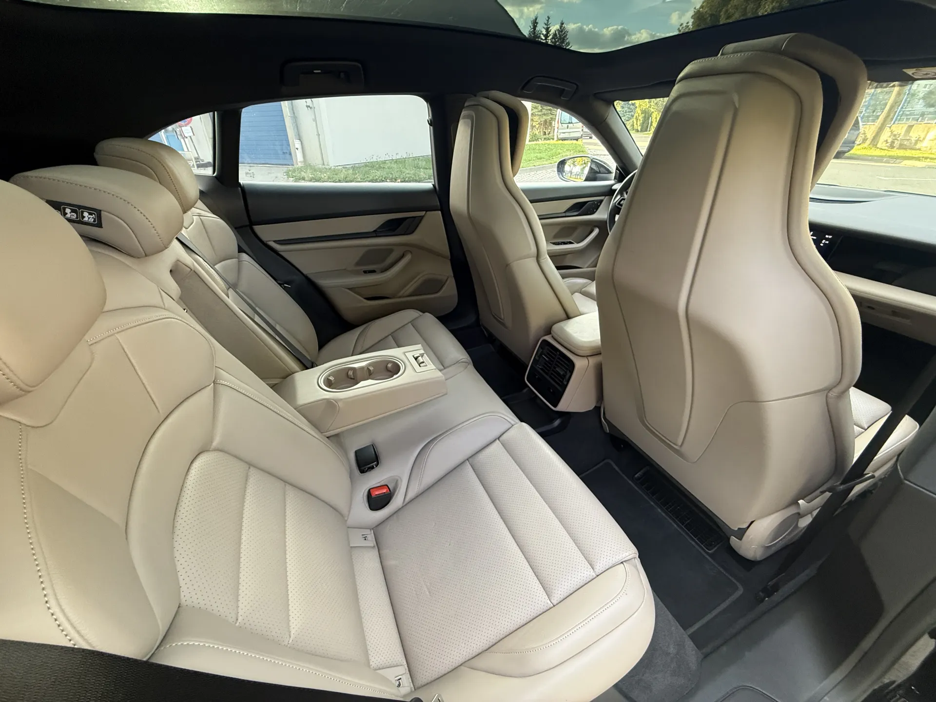 Porsche Taycan 4 Cross Turismo - widok 12